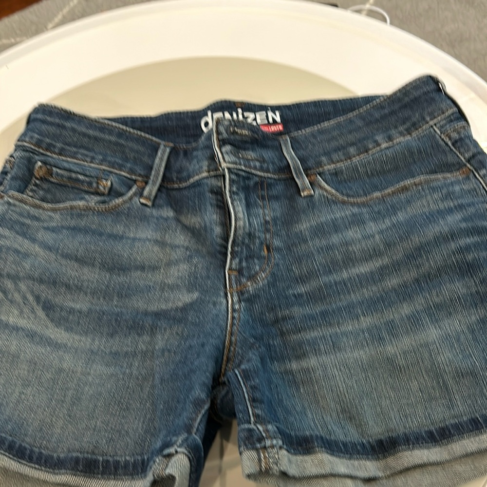 Denizen shorts, tag doesn’t have size. I think size 10. tape measures 31 waist